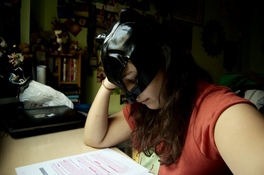 Catwoman estudiando